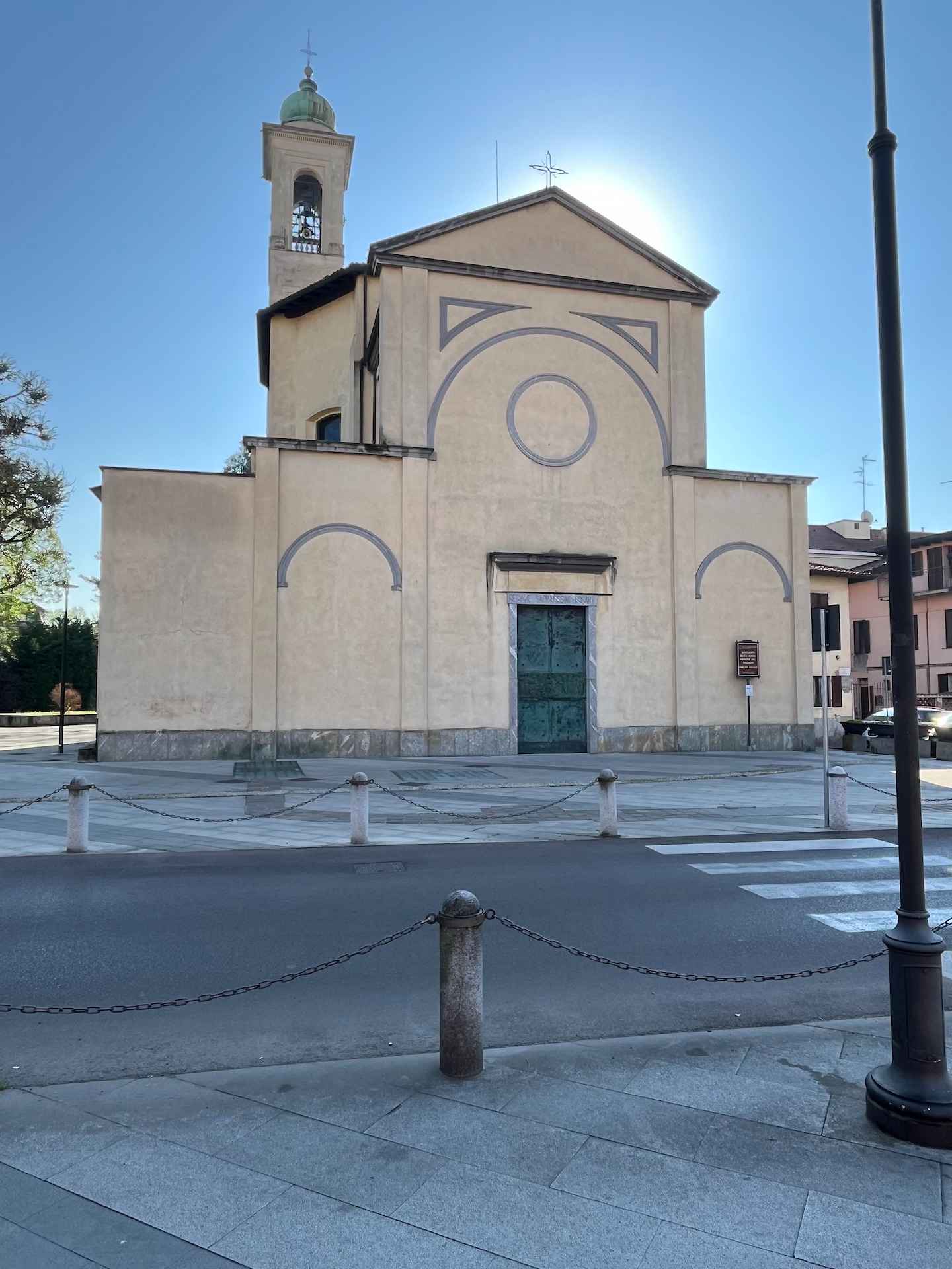 Santuario della Beata Vergine del Rosario a Garbagnate Milanese, edificio religioso storico del territorio